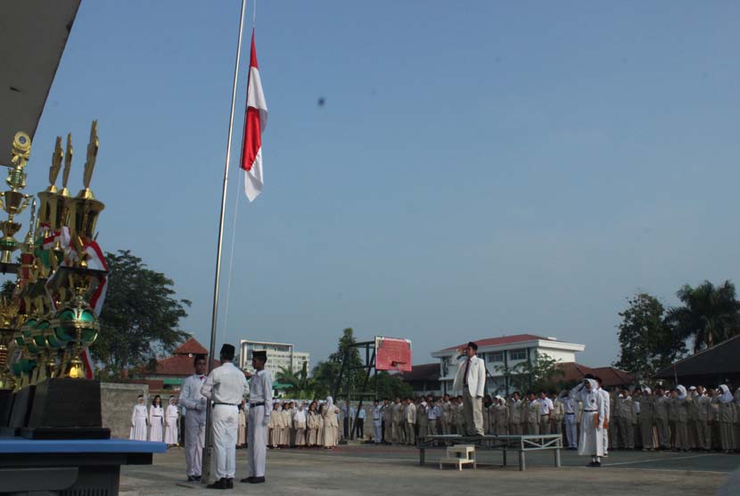 Siswa Sekolah Bosowa Bina Insani (SBBI) Bogor menggelar upacara bendera.