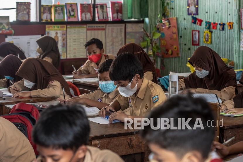 Siswa Sekolah Dasar 15 Pagi Mangga Besar mengikuti kegiatan belajar mengajar tatap muka di Jakarta, Rabu (19/1/2022). Waspadai gejala infeksi virus corona tipe baru (SARS-CoV-2) varian omicron pada anak.