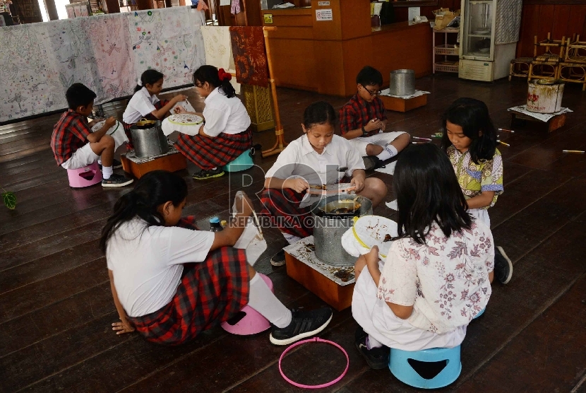 Siswa sekolah dasar belajar membatik tulis di Museum Tekstil, Jakarta Pusat, Jumat (2/10). (Republika/Yasin Habibi)