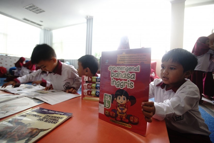 Siswa Sekolah Dasar Islam ( SDI) Asih Auladi Depok melakukan aktivitas baca buku saat kunjungan edukasi di perpustakaan Balaikota Depok, Jawa Barat, Senin (11/2/19). 