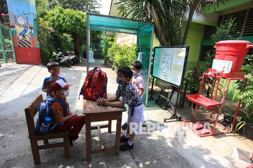 Siswa Sekolah Dasar Negeri Cilandak Barat 07 mengikuti kegiatan belajar mengajar tatap muka 50 persen di kawasan Cilandak, Jakarta Selatan, Kamis (3/2/2022). 