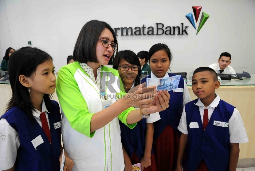 Siswa Sekolah Dasar (SD) mengikuti progrm belajar sambil bermain untuk meningkatkan literasi keuangan dan perbankan di Bank Permata, Jakarta, Kamis (30/7). 