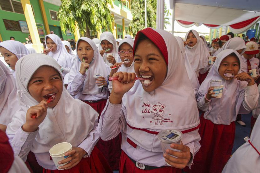  Riau Dukung Penggunaan Pakaian Adat Bagi Siswa di Sekolah. Foto: Siswa Sekolah Dasar (SD) menyikat gigi saat mengikuti sikat gigi bersama Hari Kesehatan Gigi Nasional (HKGN) 2022 di SD Ibnu Sina, Batam, Kepulauan Riau, Senin (12/9/2022). Kegiatan yang diikuti 12.987 siswa secara serentak di 34 SD Se-Batam tersebut bertujuan untuk mengajarkan pentingnya merawat kesehatan gigi dan mulut. 