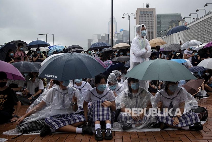 Siswa sekolah di Hong Kong menolak bersekolah dengan berunjukrasa di Hong Kong, China, Senin (2/9).