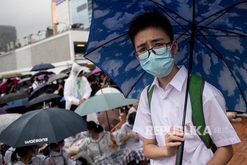 Siswa sekolah di Hong Kong menolak bersekolah dengan berunjukrasa di Hong Kong, China, Senin (2/9).
