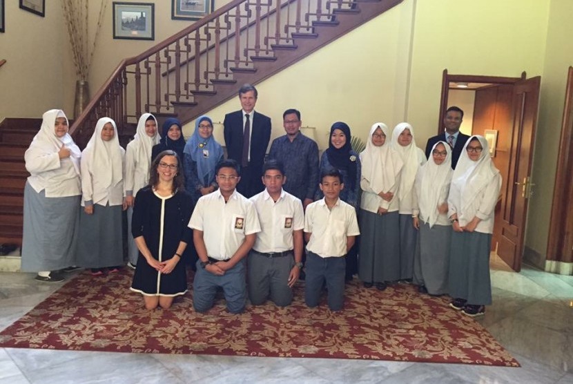 Siswa Sekolah Insan Cendekia Madani, saat dijamu Duta Besar Amerika untuk Indonesia Mr.Robert O Blake di kediaman Dubes Amerika di Jakarta