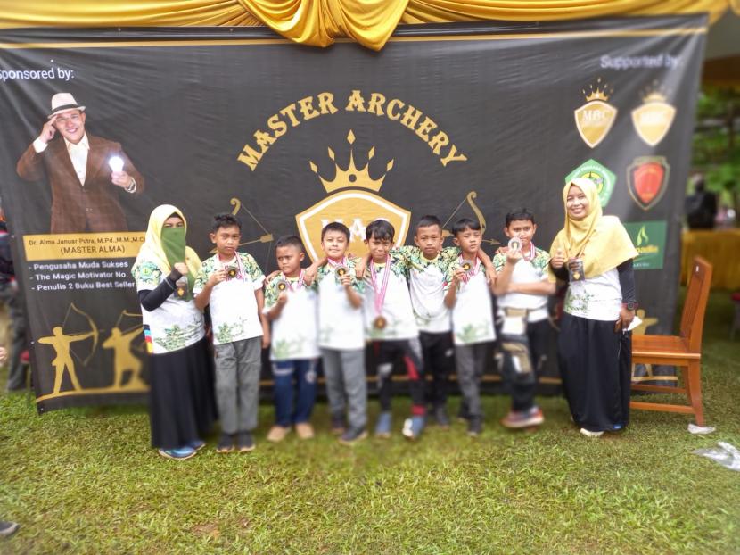 Siswa Sekolah Islam Al-Iman berhasil meraih juara pertama di ajang Master Archery Competition yang diadakan pada Sabtu (21/5).