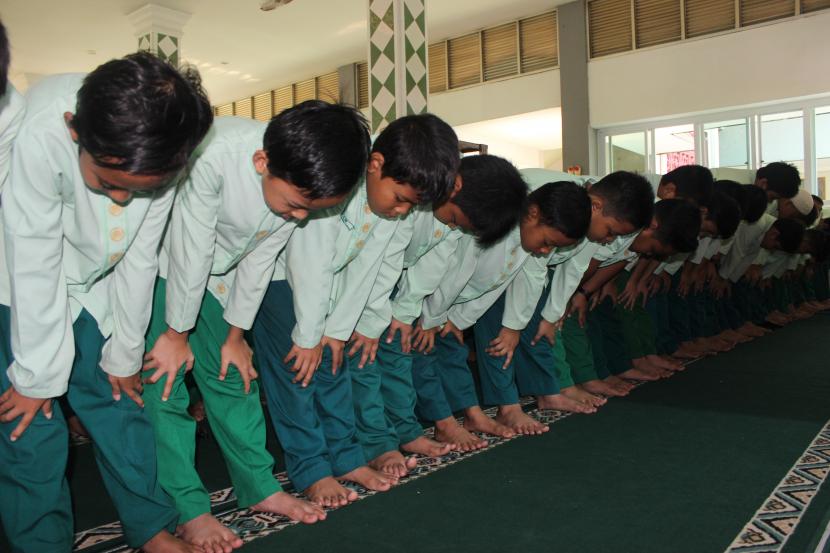 Siswa Sekolah Islam Terpadu (SIT) Nur Hikmah Bekasi, Jawa Barat, melaksanakan embelajaran manajemen cinta shalat. 