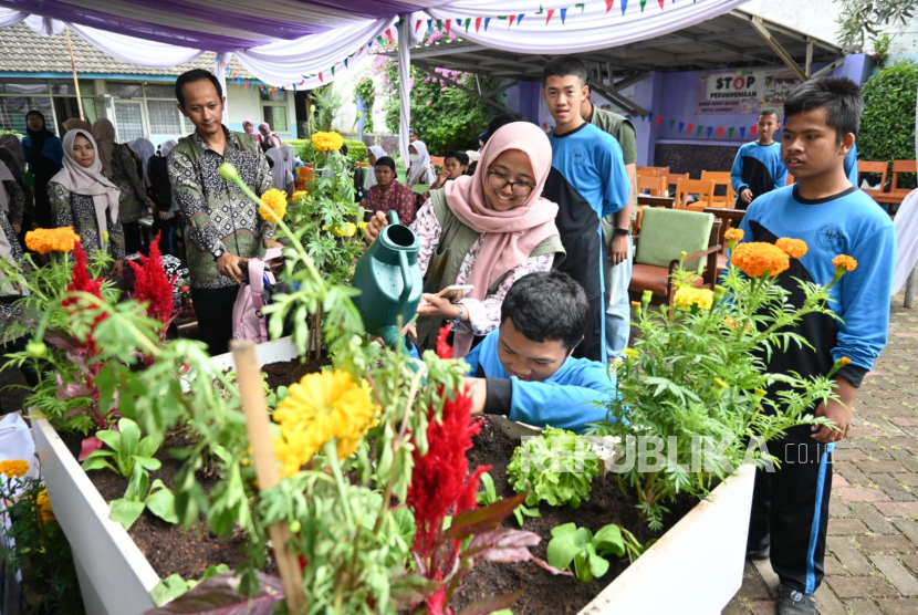 Siswa Sekolah Luar Biasa (SLB) G Yayasan Bhakti Mitra Utama (YBMU) Baleendah, Kabupaten Bandung, Jawa Barat, mengikuti pelatihan budidaya tanaman sayuran.