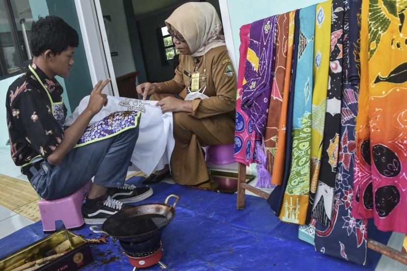 Disabilitas Belajar Membatik Peringati Hari Batik Nasional