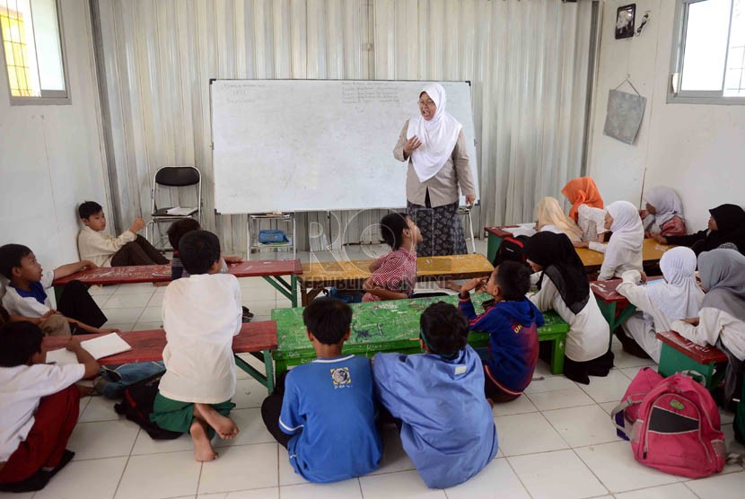  Siswa Sekolah Masjid Terminal (Master) tengah belajar di dalam ruangan kelas yang terbuat dari kontainer di Depok, Jawa Barat, kamis (3/10). (Republika/Agung Supriyanto)