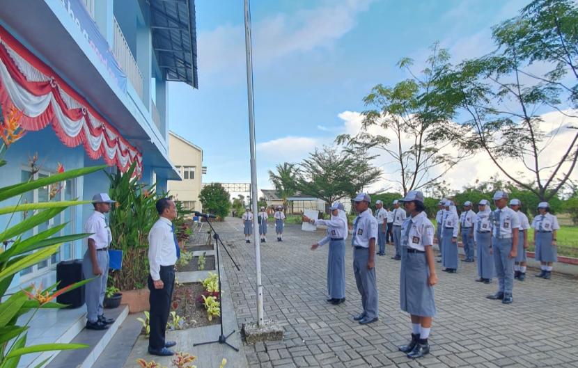 Siswa Sekolah Menengah Atas Presiden 2 Tanjung Lesung mengikuti upacara bendera.