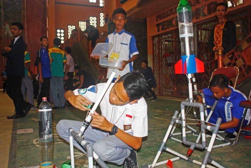 Siswa Sekolah Menengah Atas (SMA) di Lampung sedang merakit peluncur roket air dalam kontes robot di Bandar Lampung, Selasa (29/3).