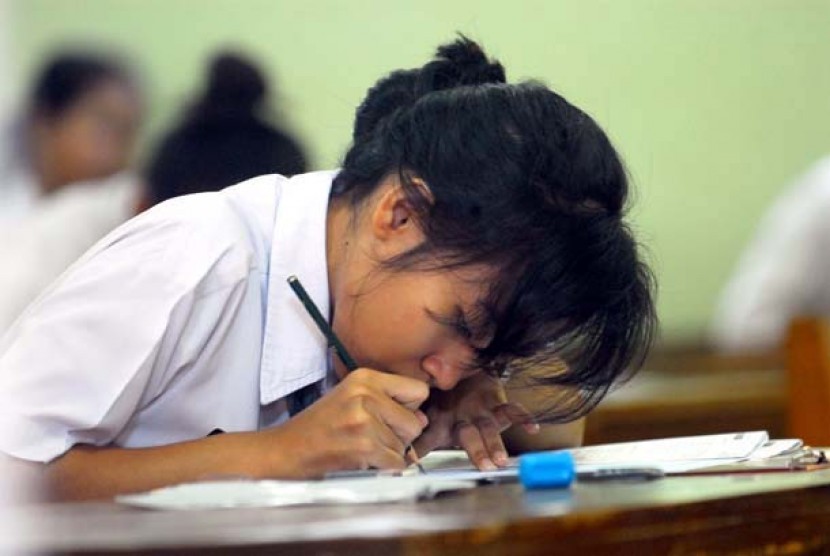 Siswa Sekolah Menengah Kejuruan (SMK) menyelesaikan ujian nasional bahasa Indonesia di SMK Negeri 8 Jakarta, Senin (16/4). 