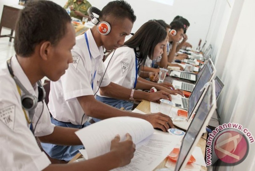 Siswa Sekolah Menengah Kejuruan (SMK) Negeri 4 Ambon saat mengikuti ujian praktek nasional kompetensi kejuruan di Ambon