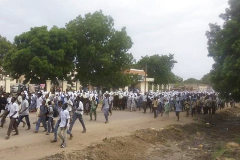 Siswa sekolah menengah melakukan unjuk rasa di al-Damazin, ibu kota provinsi Blue Nile, Sudan, Selasa (30/7). Mereka mengutuk penembakan yang mengakibatkan empat siswa meninggal.