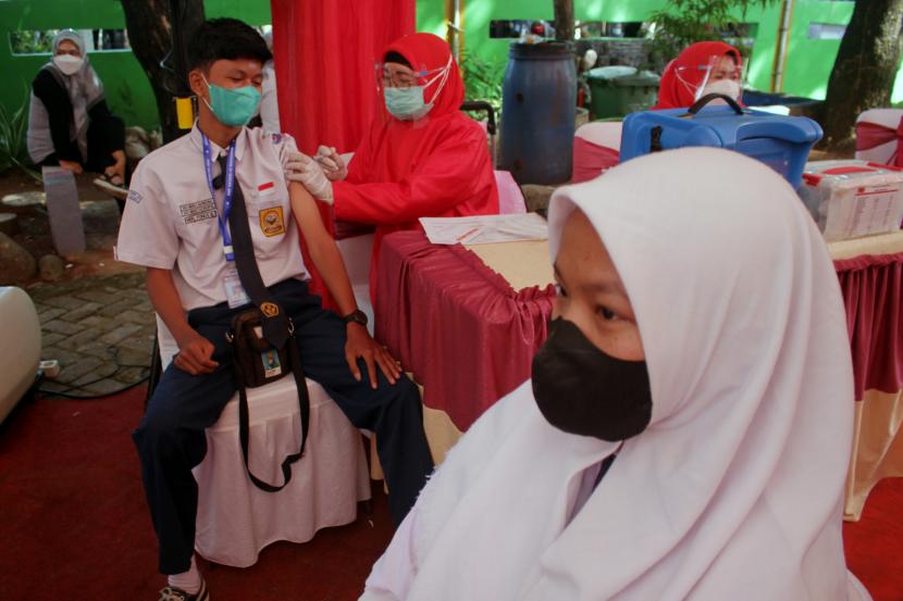 Siswa Sekolah Menengah Pertama (SMP) menerima suntikan vaksin saat vaksinasi COVID-19 secara massal. Ratusan siswa Sekolah Menengah Pertama Negeri (SMPN) 33 Padang mengikuti kegiatan vaksinasi covid-19 tahap pertama di sekolah setempat, Kamis (9/9).