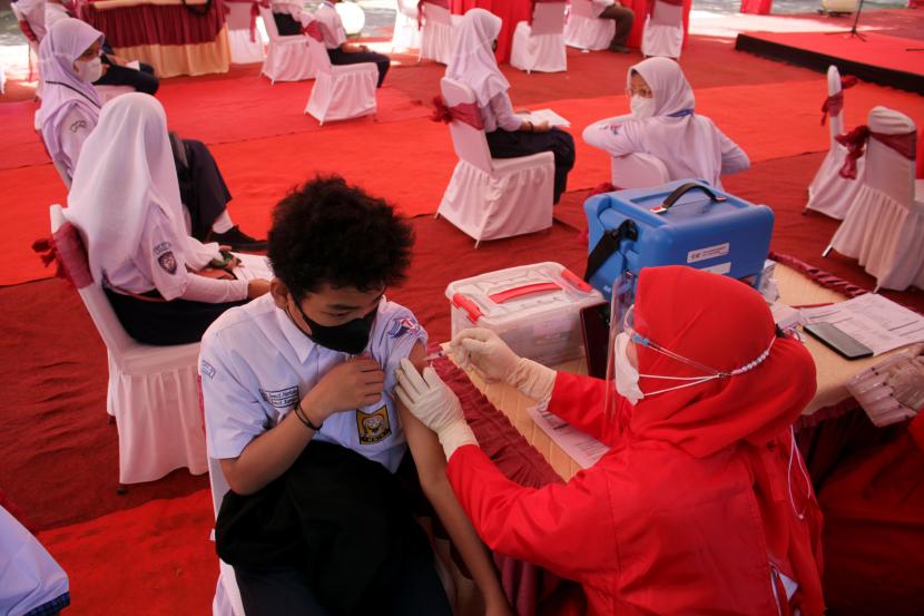 Siswa Sekolah Menengah Pertama (SMP) menerima suntikan vaksin saat vaksinasi COVID-19 secara massal di Makassar, Sulawesi Selatan, Rabu (14/7/2021). Vaksinasi pelajar secara massal yang digelar oleh Badan Inteligen Negara (BIN) tersebut menargetkan sebanyak 2.500 siswa SMP dan SMA di Sulawesi Selatan atau 8,33 persen dari target secara nasional sebanyak 30 ribu siswa.