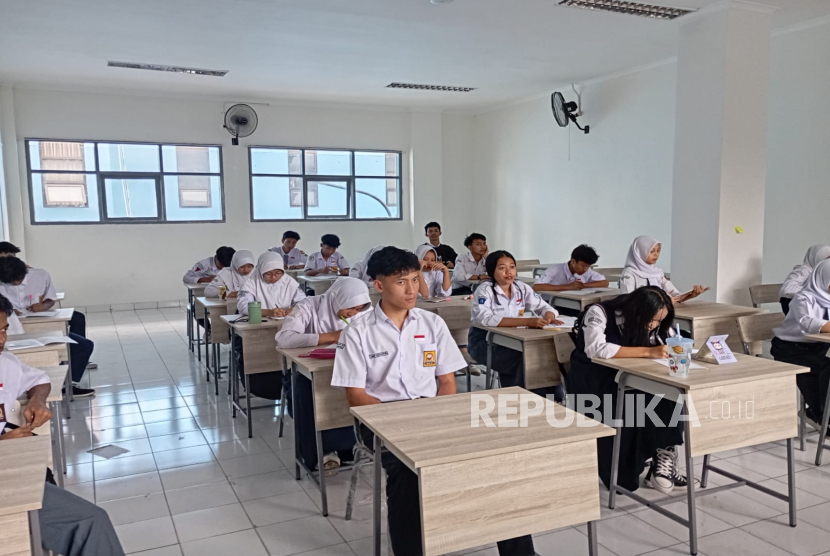 Siswa Sekolah Rakyat Menengah Atas (SRMA) 11 Bandung