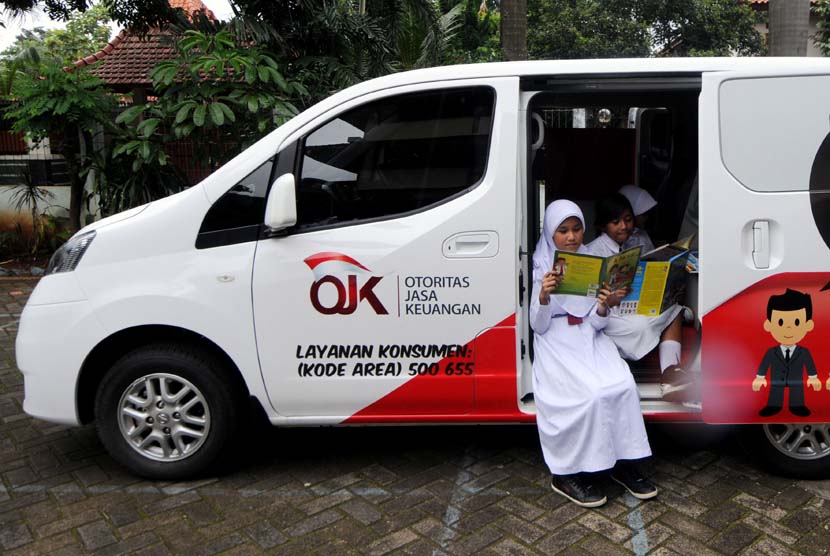 Siswa-siswa di Sekolah Dasar (SD) Kalibata V Pagi membaca buku yang tersedia dalam mobil edukasi keuangan atau yang disebut SIMOLEK 