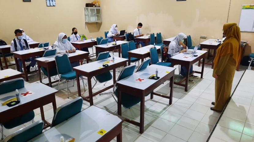 Siswa-siswa di SMA Negeri 1 Solo mengikuti uji coba pembelajaran tatap muka (PTM), Senin (5/4). 