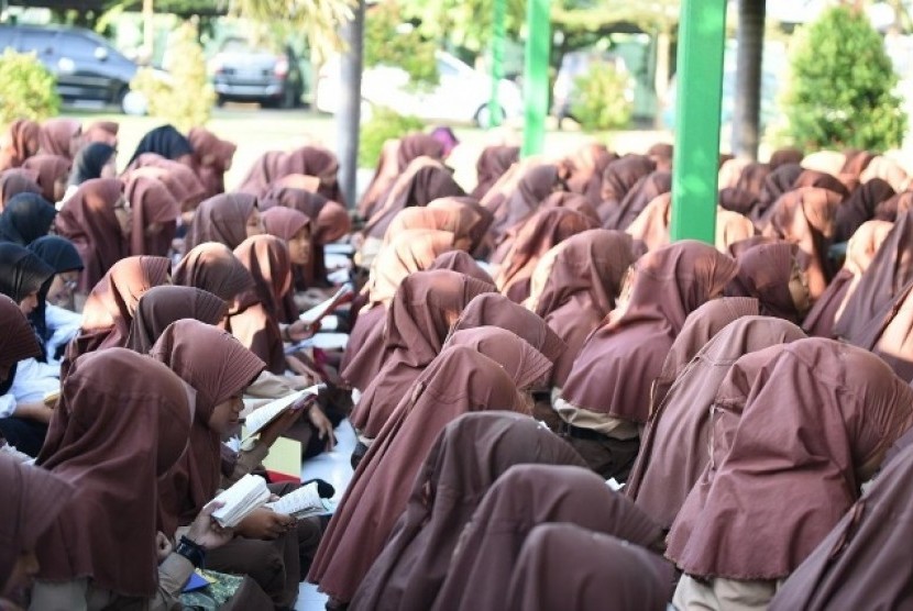  Siswa-Siswa Madrasah Demak sedang menghafalkan Alquran 