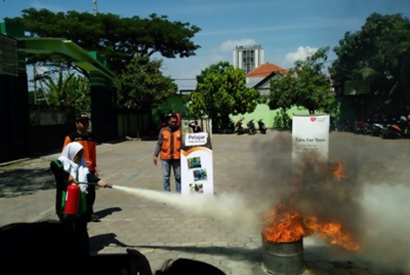 Siswa-siswa MTS N 1 Surabaya belajar memadamkan api dan mencegah kebakaran.