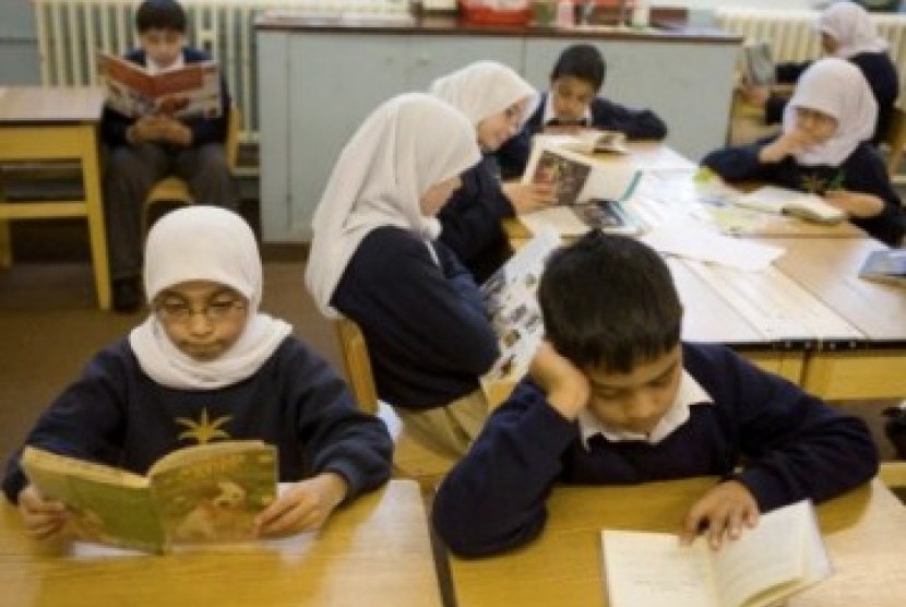 Buku Promosikan ISIS Ditarik dari Sekolah Islam Birmingham. Foto siswa Muslim di sebuah sekolah dasar di Inggris (ilustrasi).