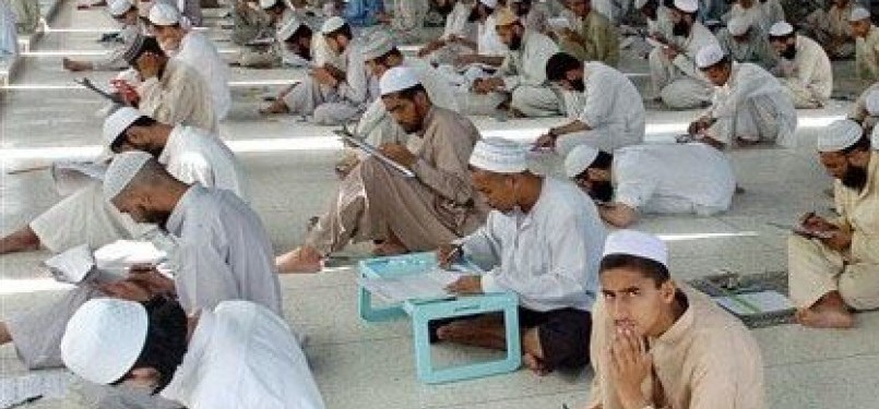 Siswa-siswa Muslim Tajik tengah belajar agama di madrasah.