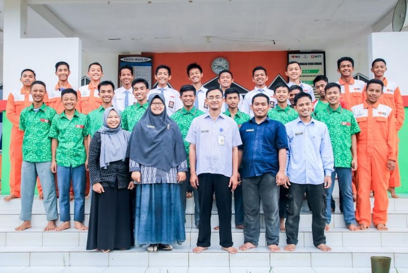 Siswa-siswa SMK Peternakan Juara dilatih membuat biogas dan olahan hasil ternak.