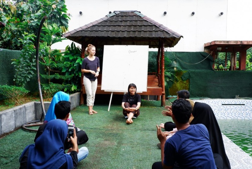Siswa siswi bersama mentor dan volunteer Youth English Camp Padang.