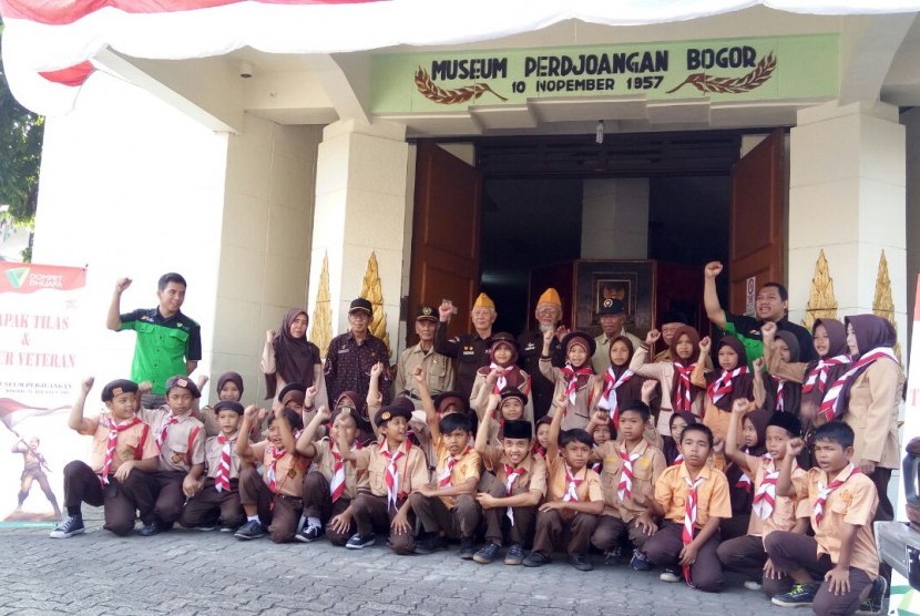 Siswa-siswi dari MI Miftahussalam kota Bogor dan Pusat Kegiatan Belajar Masyarakat (PKBM) Ciseeng kabupaten Bogor para Veteran RI, berfoto bersama pada acara Napak Tilas dan Tutur Veteran Dompet Dhuafa di Museum Perjuangan Bogor, Selasa (15/8). 