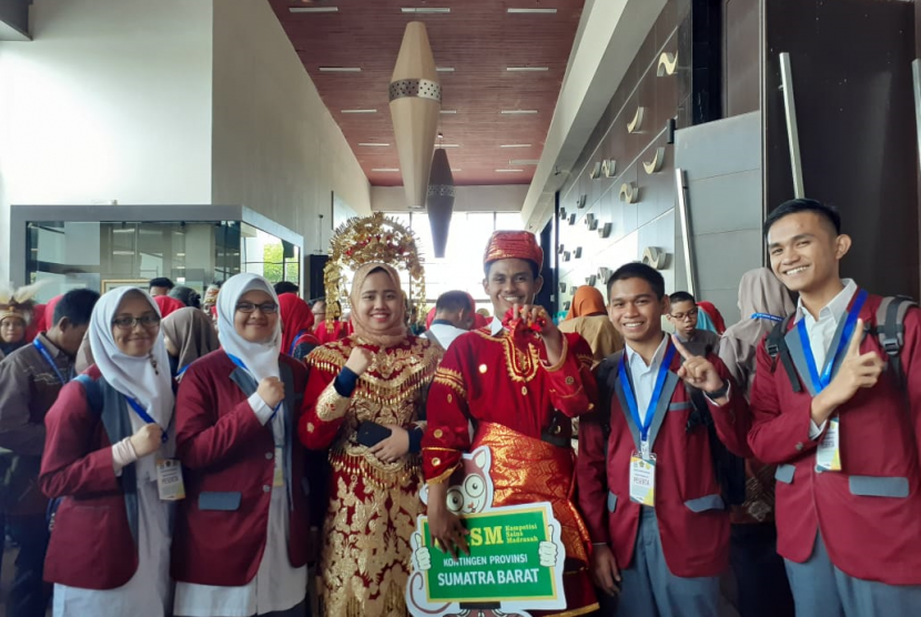 Siswa-siswi MAS Ar Risalah Padang mengharumkan nama sekolah dan kontingen Sumatera Barat di ajang Kompetisi Sains Madrasah (KSM) tingkat nasional 2019, dengan meraih dua medali emas dan satu medali perak.