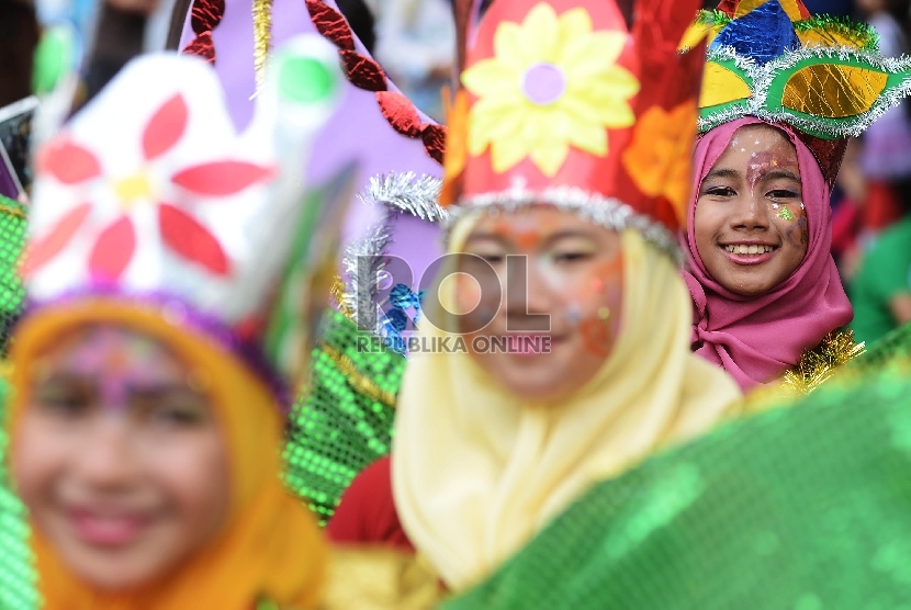 Siswa-siswi mengikuti Fashion Street Carnaval yang diadakan oleh Sekolah Pembangunan Jaya di Bintaro Jaya Exchange, Tangerang Selatan, Sabtu (21/11).Republika/Raisan Al Farisi