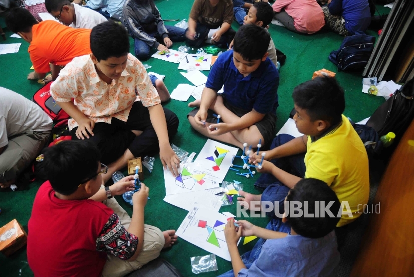 Siswa-siswi mengikuti Republika Fun Science di Kantor Harian Republika, Jakarta, Sabtu (27/8).