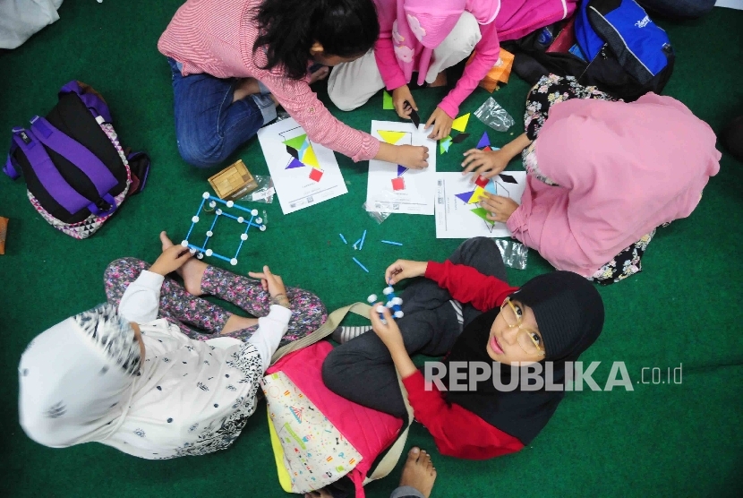 Siswa-siswi mengikuti Republika Fun Science di Kantor Harian Republika, Jakarta, Sabtu (27/8). 