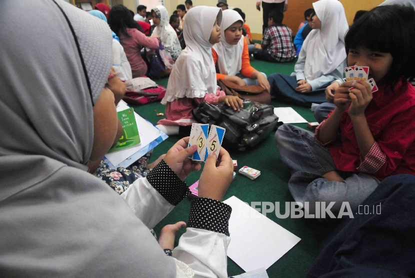 Siswa-siswi mengikuti Republika Fun Science di Kantor Harian Republika, Jakarta, Sabtu (27/8).