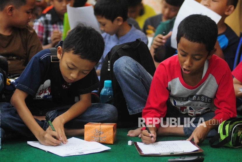 Siswa-siswi mengikuti Republika Fun Science di Kantor Harian Republika, Jakarta, Sabtu (27/8). 