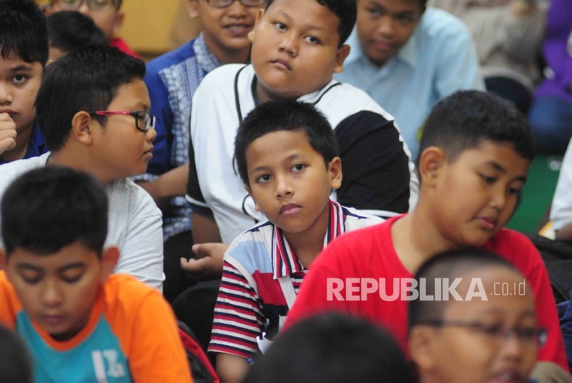Siswa-siswi mengikuti Republika Fun Science di Kantor Harian Republika, Jakarta, Sabtu (27/8). 