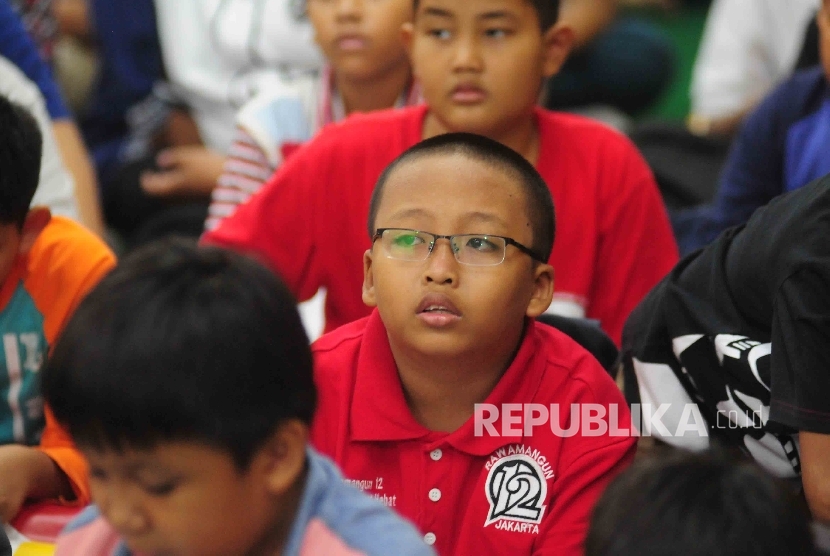 Siswa-siswi mengikuti Republika Fun Science di Kantor Harian Republika, Jakarta, Sabtu (27/8).