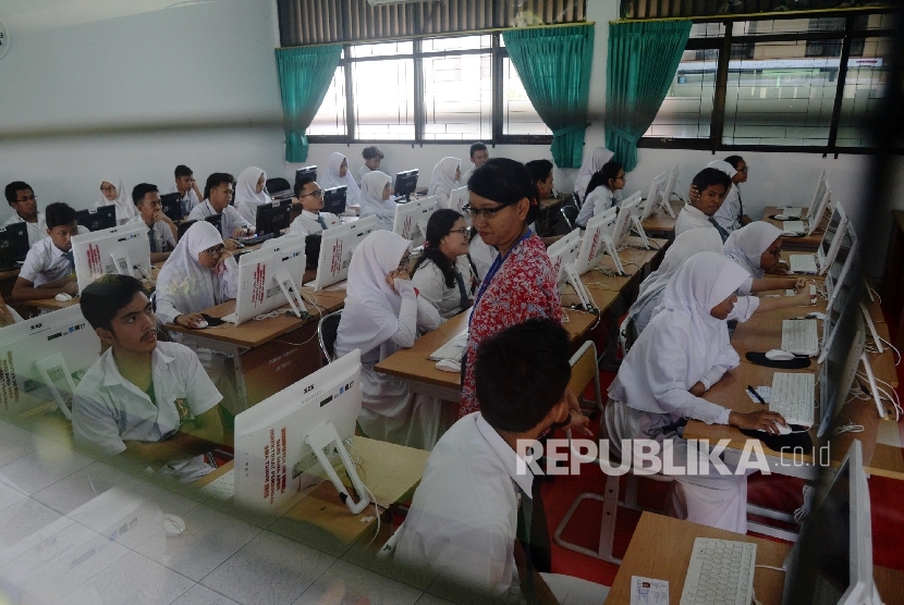  Siswa-siswi SMA mengikuti Ujian Nasional Berbasis Komputer (UNBK).