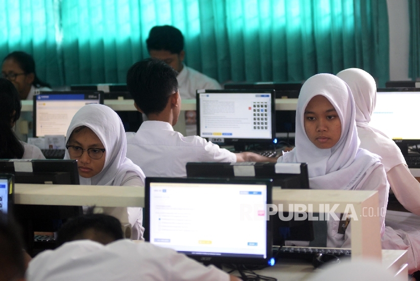  Siswa-siswi mengikuti Ujian Nasional Berbasis Komputer (UNBK) di SMAN 22 Jakarta, Senin (10/4).