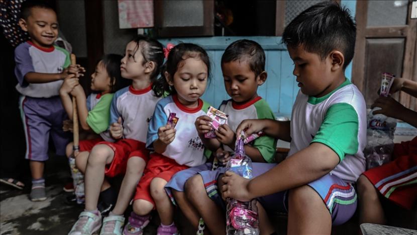 Siswa-siswi mengumpulkan sampah plastik di program pendidikan anak usia dini Junjung Birru di Palembang, Indonesia pada 20 November 2019. 