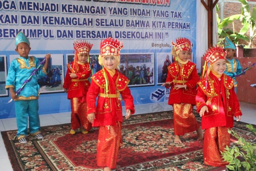 Siswa-siswi PAUD Fatma Kenanga Kota Bengkulu sedang menari.
