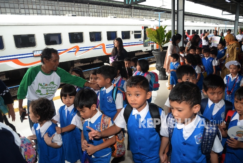  Siswa-siswi Pendidikan Anak Usia Dini (PAUD) dan Taman Kanak-kanak (TK) melihat kereta api saat acara Hari Dongeng Sedunia di Stasiun Pasar Senen, Jakarta Pusat, Senin (20/3).