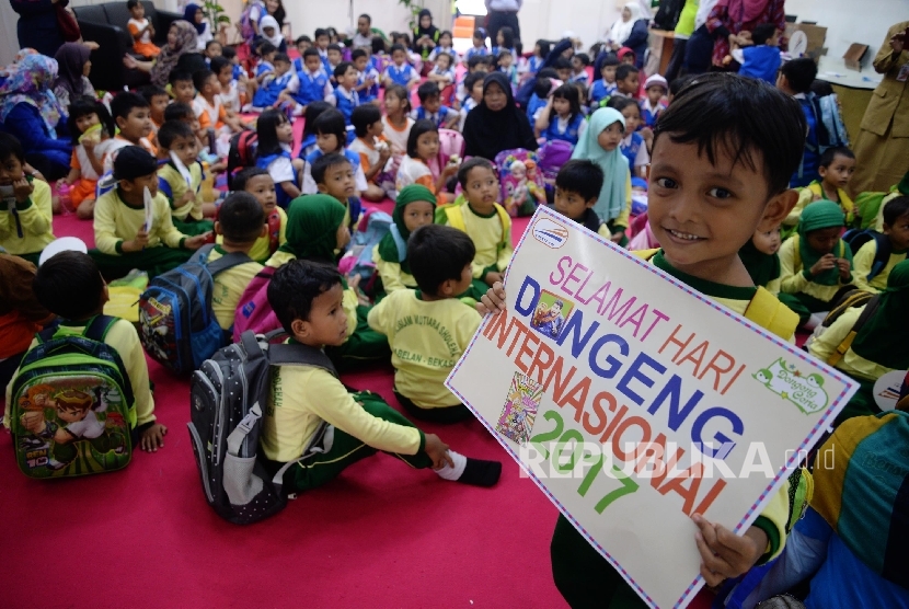 [ilustrasi] Siswa-siswi Pendidikan Anak Usia Dini (PAUD) dan Taman Kanak-kanak (TK) mendengarkan dongeng di Stasiun Pasar Senen, Jakarta Pusat, Senin (20/3). 
