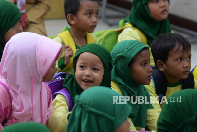  Siswa-siswi Pendidikan Anak Usia Dini (PAUD) dan Taman Kanak-kanak (TK) mendengarkan dongeng di Stasiun Pasar Senen, Jakarta Pusat, Senin (20/3). 