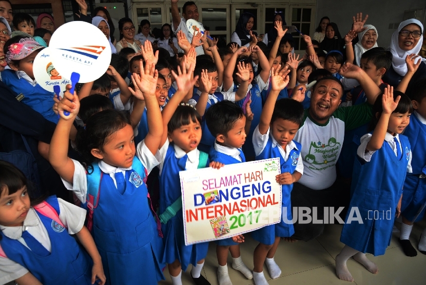 Siswa-siswi Pendidikan Anak Usia Dini (PAUD) dan Taman Kanak-kanak (TK) mendengarkan dongeng di Stasiun Pasar Senen, Jakarta Pusat, Senin (20/3).