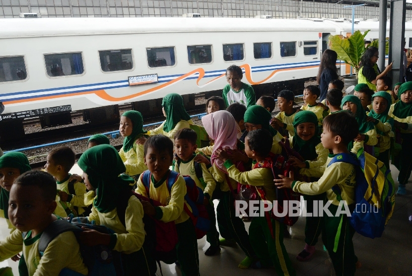 Siswa-siswi Pendidikan Anak Usia Dini (PAUD) dan Taman Kanak-kanak (TK) melihat kereta api saat acara Hari Dongeng Sedunia di Stasiun Pasar Senen, Jakarta Pusat, Senin (20/3). 