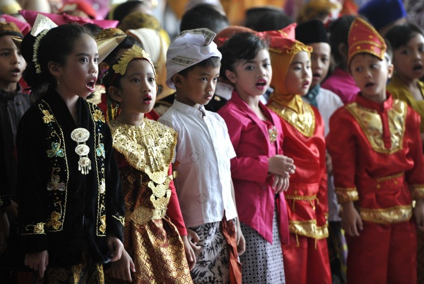 Siswa-siswi SD Global Islamic Labschool mengikuti acara peringatan Hari Kartini di Depok, Jabar, Jumat (21/4). 